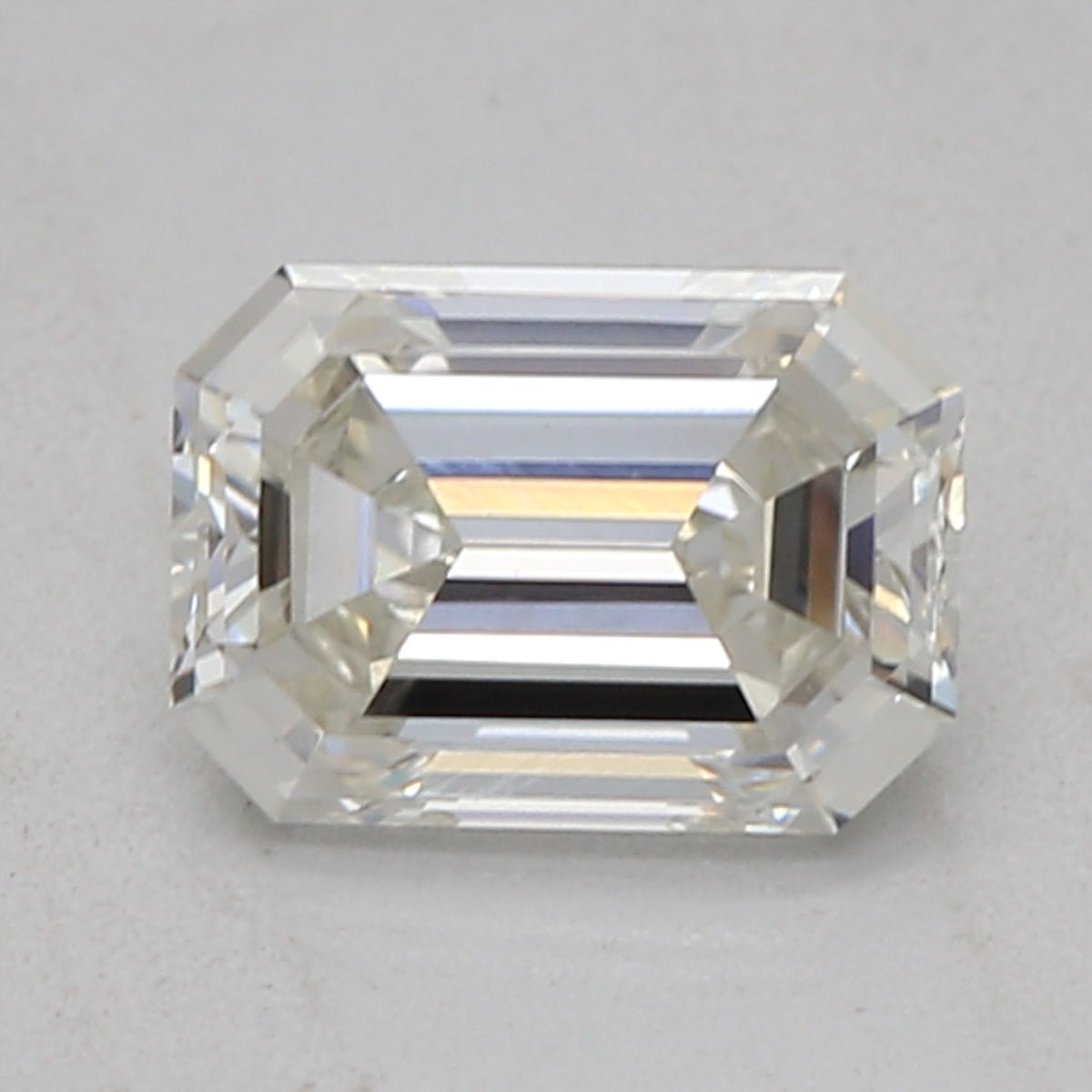 Laboratorijoje užaugintas deimantas 0,61 ct, smaragdo briaunos, I, VVS2