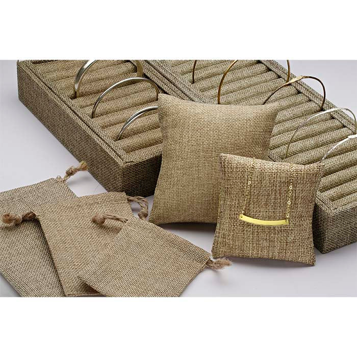 Armreif-Display aus Sackleinen mit Schlitzen