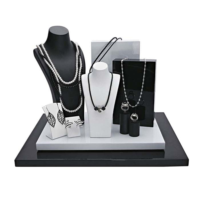 Rechteckiges Blockdisplay aus glänzend schwarzem Kunststoff