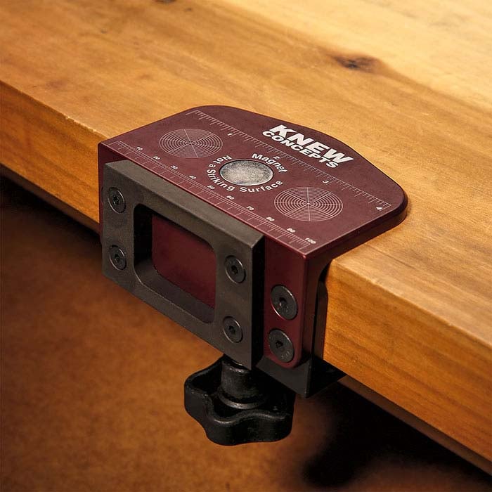 مشبك مقعد مغناطيسي من Knew Concepts مع لوحة تثبيت