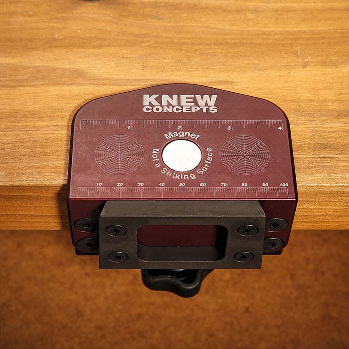 مشبك مقعد مغناطيسي من Knew Concepts مع لوحة تثبيت
