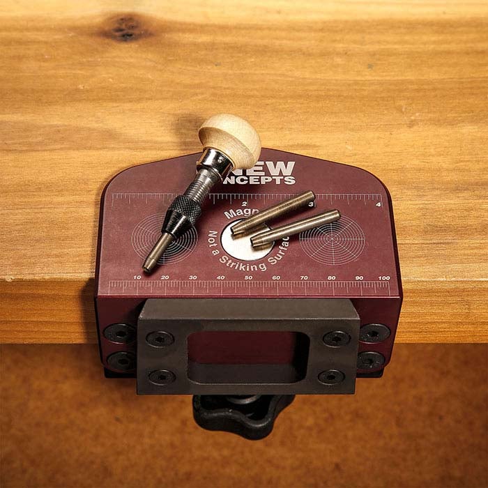 مشبك مقعد مغناطيسي من Knew Concepts مع لوحة تثبيت