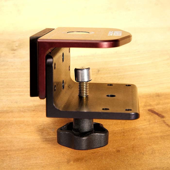 مشبك مقعد مغناطيسي من Knew Concepts مع لوحة تثبيت