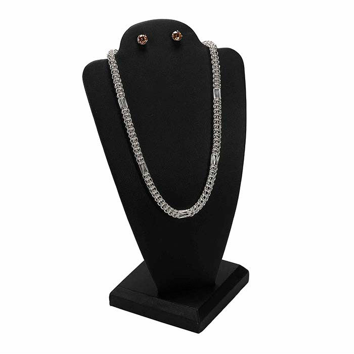 عرض تمثال للقلائد والأقراط من الجلد الصناعي الأسود