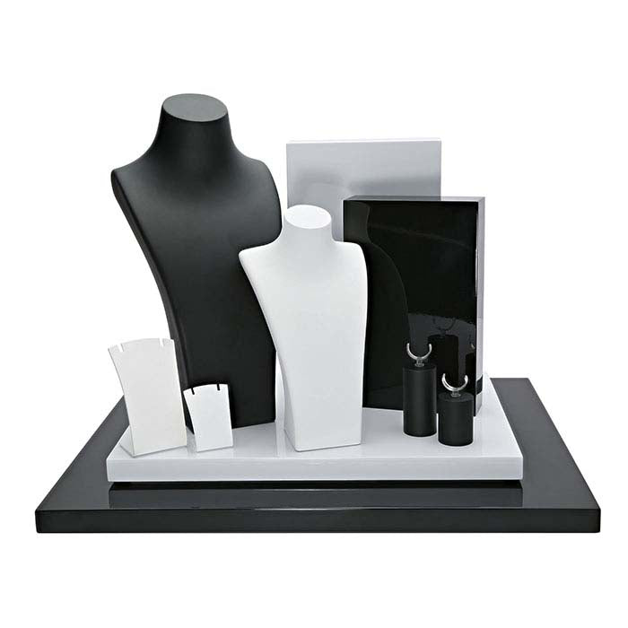 Rechteckiges Blockdisplay aus glänzend schwarzem Kunststoff