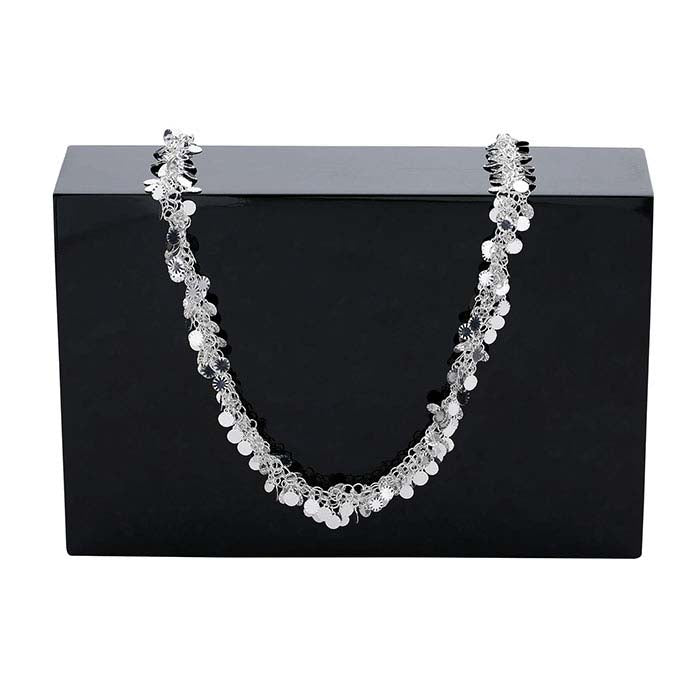 Rechteckiges Blockdisplay aus glänzend schwarzem Kunststoff