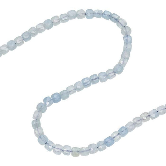 خرزة مكعبة مقطعة بأربع أوجه من الأكوامارين على خيط