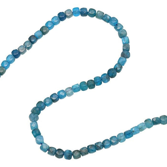 Filo di perle cubiche sfaccettate in apatite blu 4–
